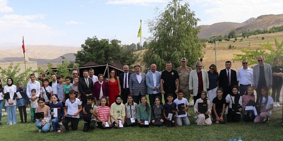 Bayburtlu çocuklar Çoruh Nehri’ni sanatla yıkadı