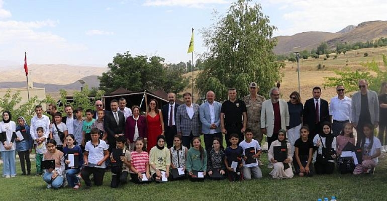 Bayburtlu çocuklar Çoruh Nehri’ni sanatla yıkadı