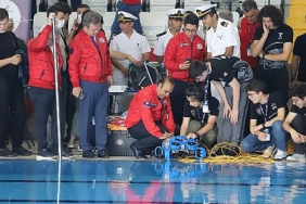 cagaloglu-anadolu-lisesi-calrov-ekibi-singapur-yolunda.jpg