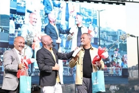 gazeteciler-yavuz-oghan-ve-akif-beki-gemlik-zeytini-festivalinde-okurlariyla-bulustu.jpg