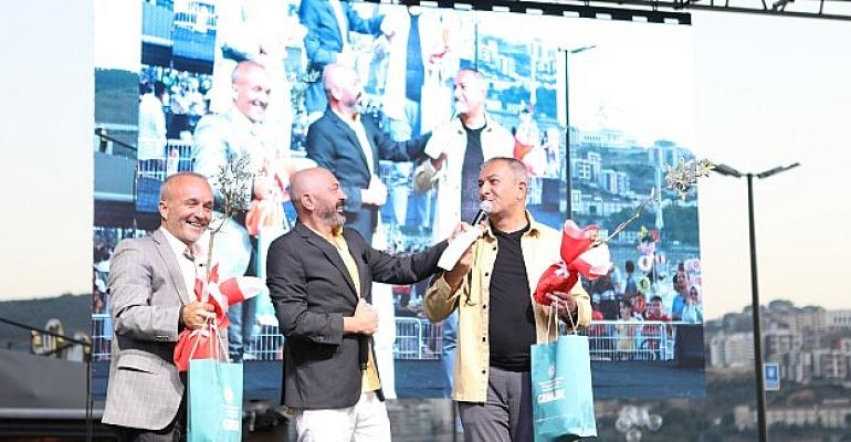 Gazeteciler Yavuz Oğhan ve Akif Beki Gemlik Zeytini Festivali’nde okurlarıyla buluştu