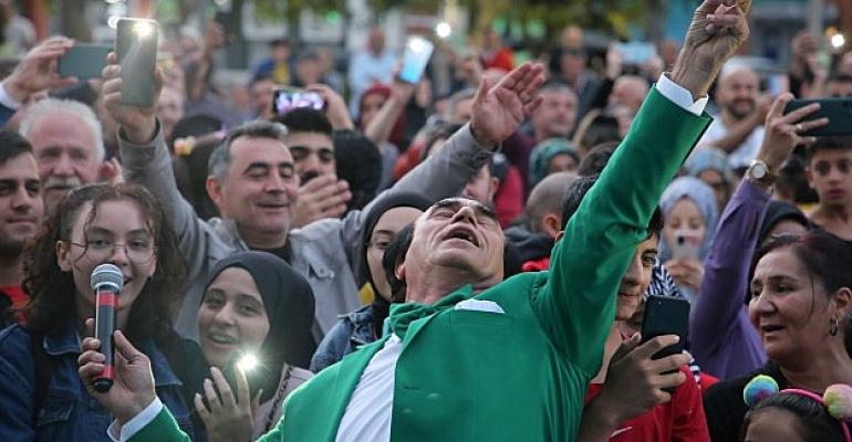 Hababam Vokal Grubu’ndan Gölcük’te muhteşem konser