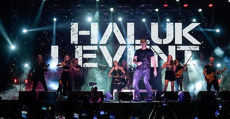 İEF Çim Konserleri’nde finali Haluk Levent yaptı
