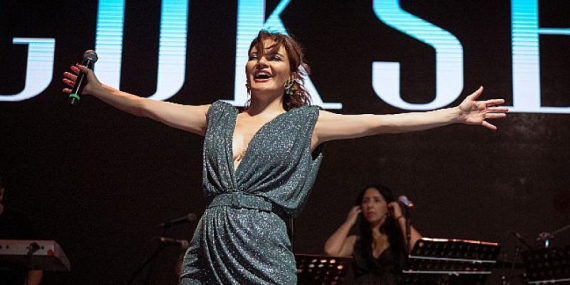 İstanbul Cevahir’in  Yaz Konserleri Göksel’in Sahne Performansıyla Sona Erdi