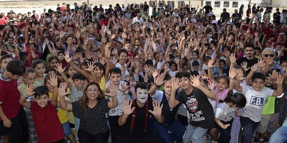 İzmir’de “Pandomim Çocuk Oyunu” Gösterisi Gerçekleştirildi