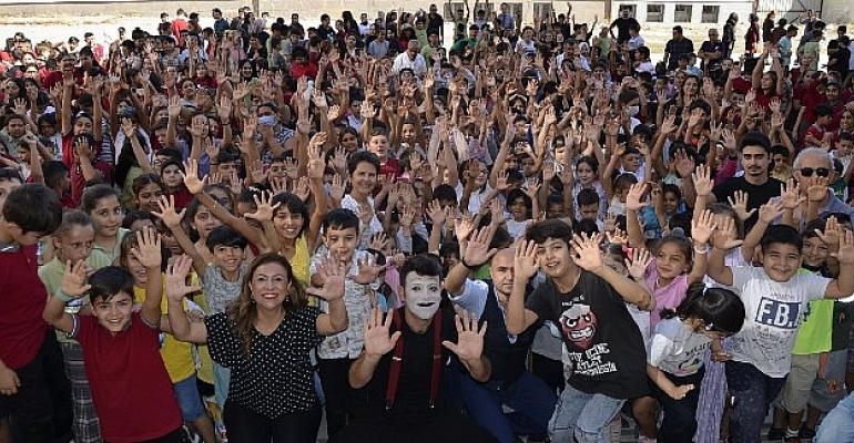 İzmir’de “Pandomim Çocuk Oyunu” Gösterisi Gerçekleştirildi