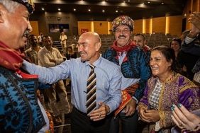 izmirli-100-muhtar-zafer-yolunda-ilk-oyunlarini-sahneleyecek.jpg