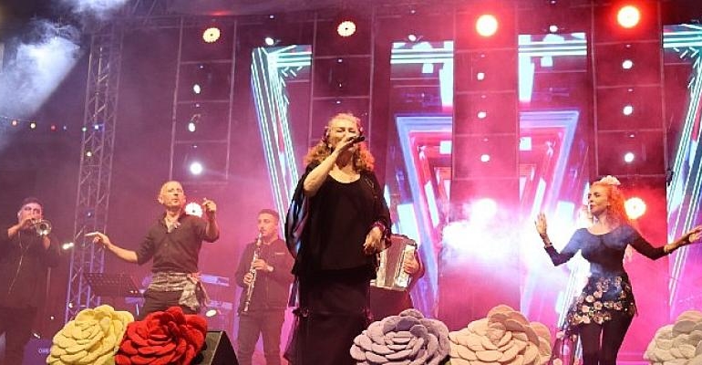 Kartepe Suzan Kardeş İle Coştu