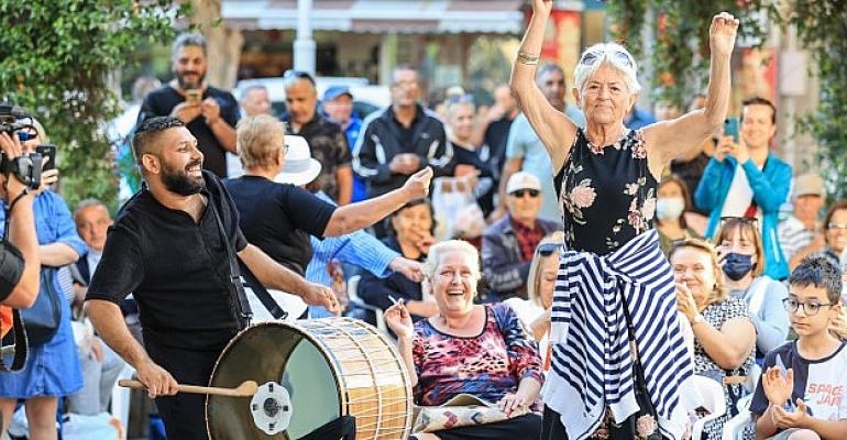 Konak parkları, Roman Müzisyenlerle coştu