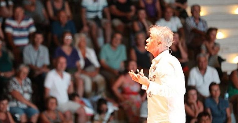 Metin Uca’nın düşündürürken güldüren tek kişilik gösterisi ‘Bunu Mu Demek İstedim’, Didim Amfi Tiyatro’da sahnelendi.