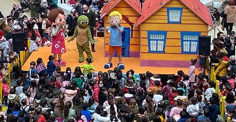 Niloya ve Arkadaşları, Minik Dostlarını Eğlenceye Davet Ediyor
