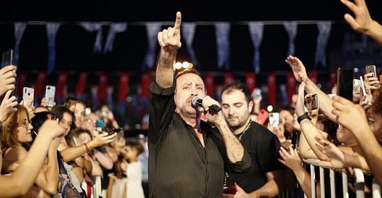 On Binlerce Aydınlı Kurtuluş Coşkusunu Haluk Levent Konseri İle Yaşadı