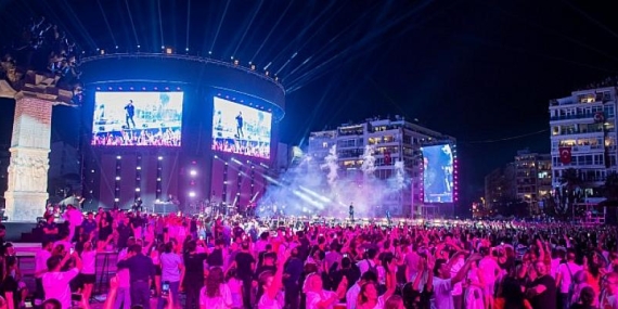 Tarkan’la İzmir’in kurtuluşunun 100. yılında tarihe geçen kutlama yapıldı