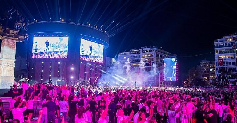 Tarkan’la İzmir’in kurtuluşunun 100. yılında tarihe geçen kutlama yapıldı