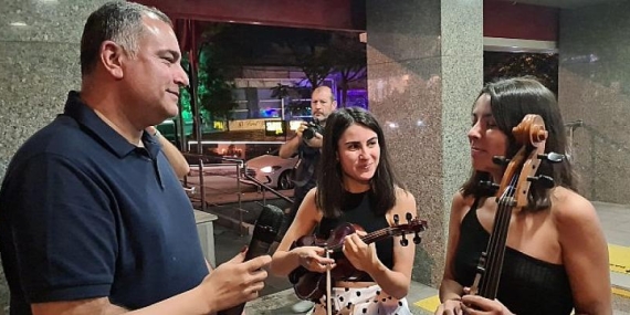 Taşdelen, Tunalı Hilmi Caddesi’nde Keman ve Viyolonsel Dinledi