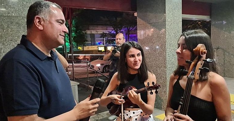 Taşdelen, Tunalı Hilmi Caddesi’nde Keman ve Viyolonsel Dinledi
