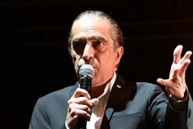 troya-kultgr-yolu-festivalinde-fahir-atakoglu-ruzgari.jpg