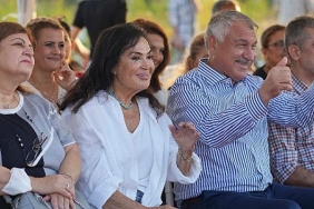 turkan-soray-kendi-adinin-verildigi-pamugun-hasadina-katildi.jpg