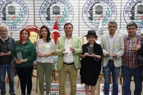 12-turhan-selcuk-karikatur-yarismasinda-oduller-sahipleriyle-bulustu.jpg
