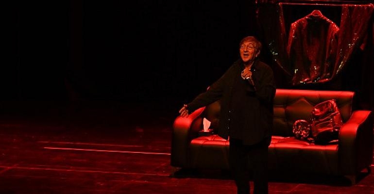 Ali Poyrazoğlu, festival için yazdığı oyunu “Şıngır Şıngır Beyoğlu” ile eşsiz bir gece yaşattı