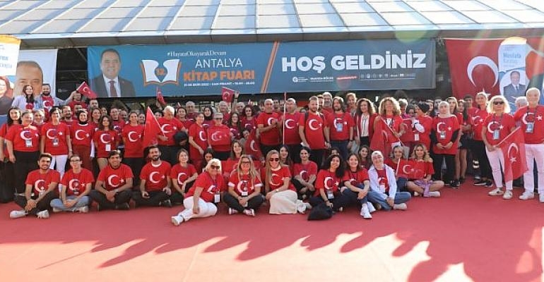 Antalya Kitap Fuarı’nda hafta sonu yoğunluğu