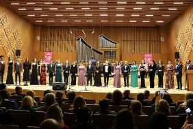 baskent-kultur-yolu-festivalinde-liseli-gencler-ile-sanatcilar-duet-yapti.jpg