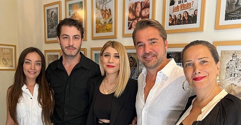 Boran Kuzum, Cansel Elçin, Janset, Zeynep Tuğçe Bayat “ADRESİ OLMAYAN EV”de