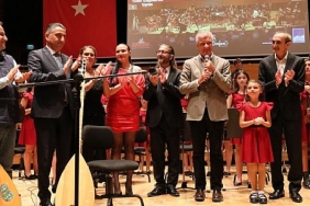 cocuk-senfoni-ve-cengiz-ozkandan-cumhuriyet-bayrami-ozel-konseri.jpg