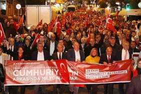 cumhuriyet-coskusuna-ortak-olmak-icin-binler-kucukcekmecede-bulustu.jpg