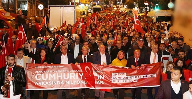 Cumhuriyet Coşkusuna Ortak Olmak İçin Binler, Küçükçekmece’de Buluştu