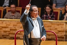 cumhuriyet-konserinde-dunyaca-unlu-sef-alexander-rahbari-crr-senfoni-orkestrasini-yonetmek-icin-istanbulda.jpg
