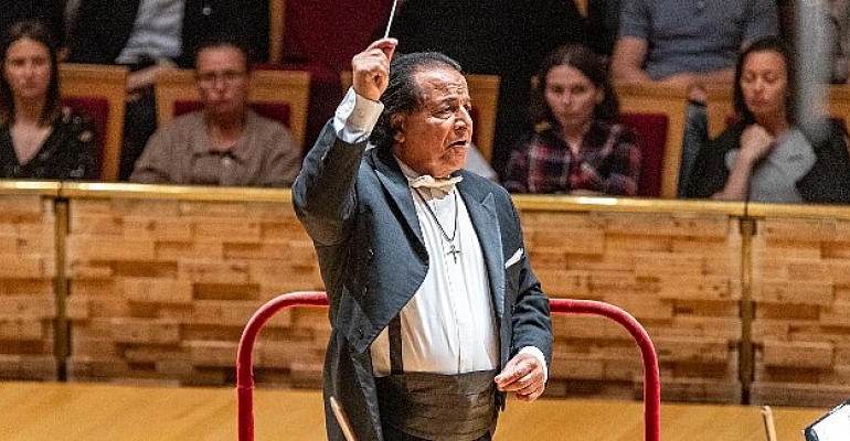Cumhuriyet Konserinde Dünyaca Ünlü Şef: Alexander Rahbari CRR Senfoni Orkestrası’nı Yönetmek İçin İstanbul’da!