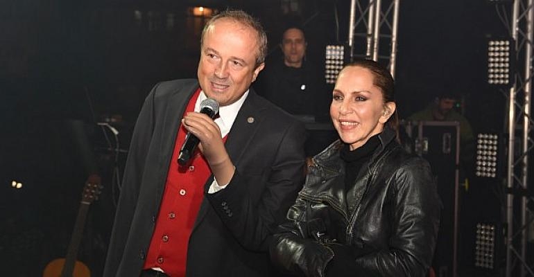 Cumhuriyet’in 99. Yılı Avcılar’da Sertab Erener Konseri ile Coşkuyla Kutlandı
