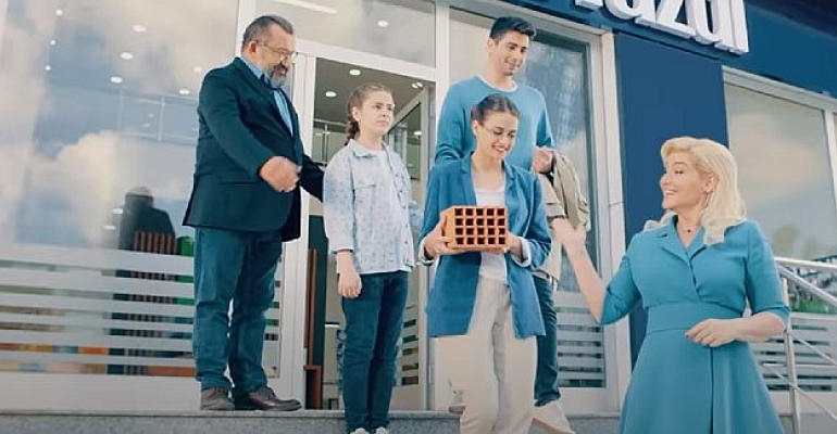 Fuzul, Zahide Yetiş ve Kadir Çöpdemir’in başrollerini paylaştığı yeni reklam filmini yayınladı.