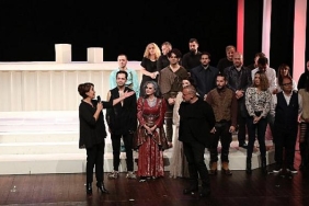 ibb-sehir-tiyatrolari-yeni-tiyatro-sezonuna-shakespearein-olumsuz-eseri-hamletin-promiyeriyle-basladi.jpg