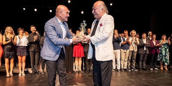 İzmir Şehir Tiyatroları İsmet İnönü Sahnesi’ne kavuştu