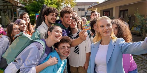 Pelin Çift, bu kez de “Paraf Genç” ile gerçeğin peşinde