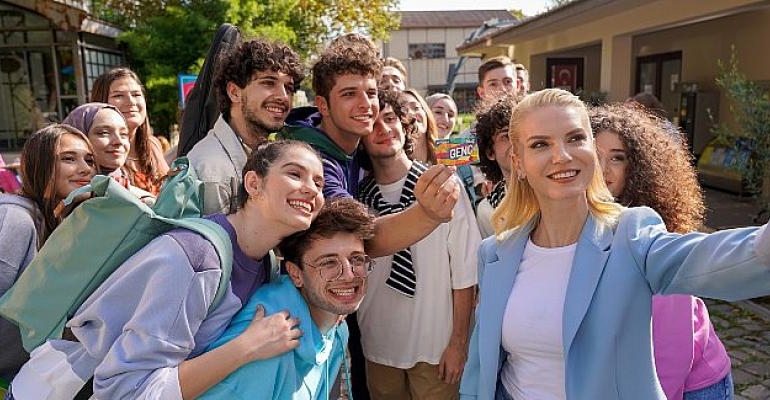 Pelin Çift, bu kez de “Paraf Genç” ile gerçeğin peşinde