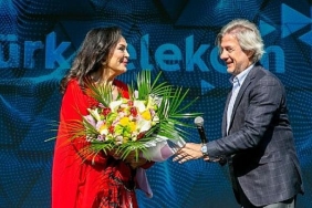 turk-telekom-yesilcamin-sultani-turkan-sorayi-hayranlariyla-bulusturdu.jpg