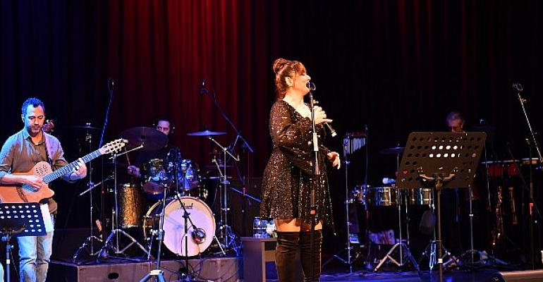 Üsküdar’da 90’lar Coşkusu Üsküdar’da, 90’ların Ünlü İsimleri Müzik Rüzgarı Estirdi