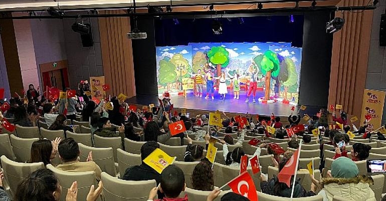 Ankaralı çocuklar 29 Ekim Cumhuriyet Bayramı’nı Eti Çocuk Tiyatrosu’nun “Mutluluk Denince Akla” oyunuyla kutladı