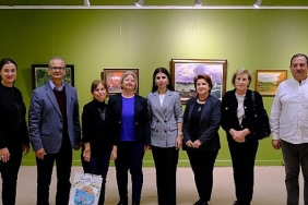 cektigi-fotograflari-resme-donusturen-ressam-julide-damarin-sergisi-orhan-pekerde.jpg