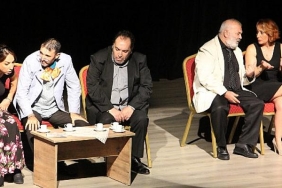 hayat-kime-guzel-sarayda-sahnelendi.jpg