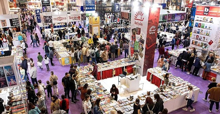 İZKİTAP kitapseverleri ağırlamaya devam ediyor