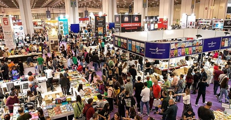 İZKİTAP kitapseverlerin üç yıllık özlemini giderdi