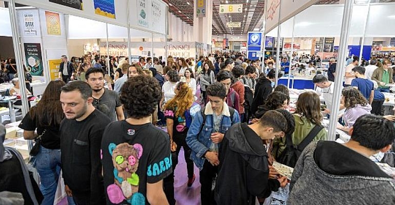 Kitapseverlerden hafta sonu İZKİTAP’a yoğun ilgi