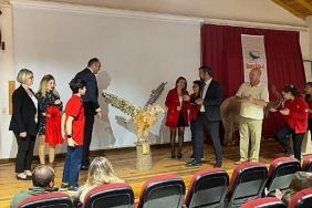 ogrenciler-topladiklari-atiklardan-heykel-yapti.jpg