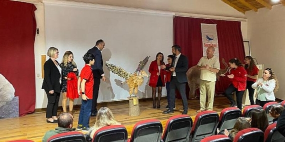 Öğrenciler topladıkları atıklardan heykel yaptı