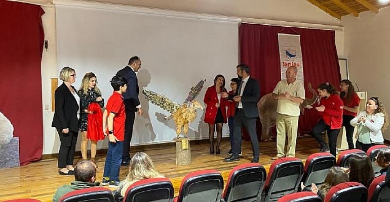Öğrenciler topladıkları atıklardan heykel yaptı