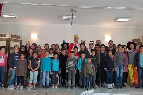 sehir-tiyatrosu-oyunculari-zelzele-adli-oyunlarini-ozlucede-sahnelendi.jpg